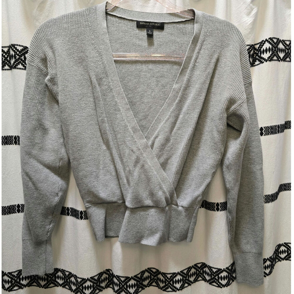 Banana Republic gray ribbed knit faux wrap cropped sweater deep V-neck small